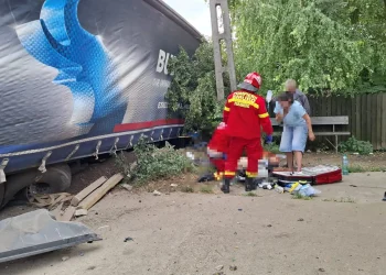 Accident în Bistrița-Năsăud. Camion intrat într-un cap de pod, a fost surprins și un pieton