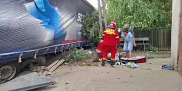 Accident în Bistrița-Năsăud. Camion intrat într-un cap de pod, a fost surprins și un pieton