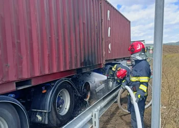 Incendiu pe A10. O semiremorcă încărcată cu gazon a luat foc