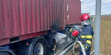Incendiu pe A10. O semiremorcă încărcată cu gazon a luat foc