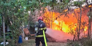Casă cuprinsă de flăcări lângă Aleșd. Incendiul a pornit de la o lumânare