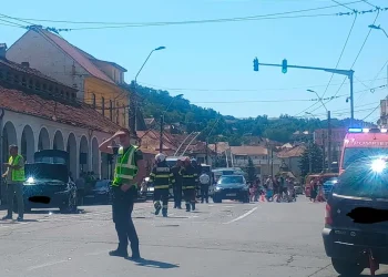 Planul Roșu de intervenție în Mediaș! Accident între un mijloc de transport în comun și mai multe mașini