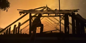 VIDEO O casă și mai multe anexe mistuite de flăcări în Florești. Alte 3 locuințe au fost salvate din calea focului