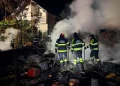 Intervenție de noapte în Ibănești. Incendiu la un grajd și o magazie de lemne