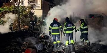 Intervenție de noapte în Ibănești. Incendiu la un grajd și o magazie de lemne