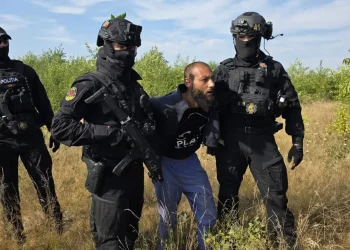 Evadatul căutat în Maramureș a fost găsit. Se ascundea pe un teren viran de lângă Baia Mare
