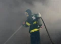 Incendiu de vegetație pe aproximativ 10 hectare în județul Sibiu. Ard și deșeuri dintr-o fostă groapă de gunoi