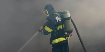Incendiu de vegetație pe aproximativ 10 hectare în județul Sibiu. Ard și deșeuri dintr-o fostă groapă de gunoi