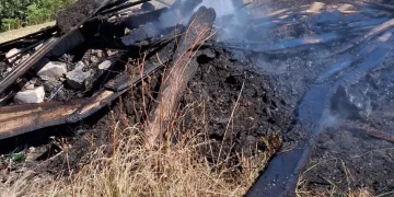 Incendiu la un gater în Mărișel. O stivă de scânduri a luat foc