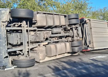 Atenție șoferi! TIR răsturnat pe varianta Gilău – Gârbău