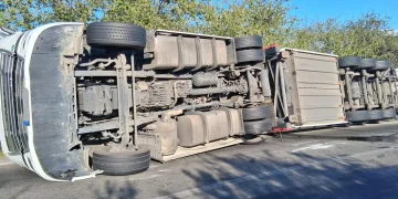 Atenție șoferi! TIR răsturnat pe varianta Gilău – Gârbău