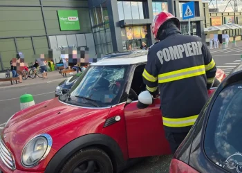 ALBA | Copil rămas blocat într-o mașină, în parcarea Carolina Mall. Intervin pompierii