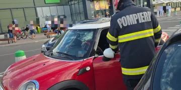 ALBA | Copil rămas blocat într-o mașină, în parcarea Carolina Mall. Intervin pompierii