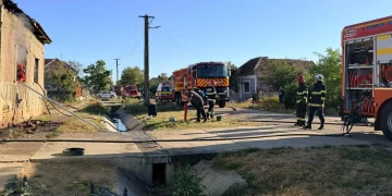 Flăcări au cuprins acoperișul și 2 încăperi ale unei case în apropiere de Carei