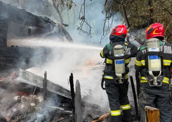 Incendiu în Scărișoara, Alba. Intervin pompierii din Câmpeni