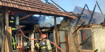 2 anexe distruse de flăcări. Incendiu izbucnit lângă Beiuș din cauza unui ceaun