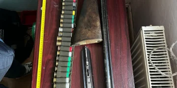 Percheziții în Bistrița, bărbat reținut. Polițiștii au descoperit arme și muniție deținute ilegal