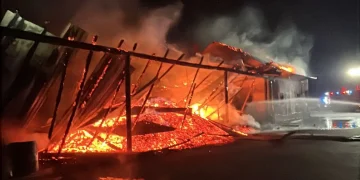 Depozit de cărbuni cuprins de incendiu la Bălăușeri. O hală industrială și o casă în flăcări