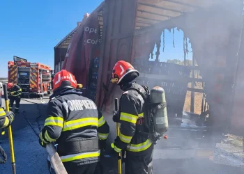 Incendiu pe A1, în zona benzinăriei MOL. O remorcă a luat foc