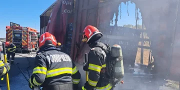 Incendiu pe A1, în zona benzinăriei MOL. O remorcă a luat foc