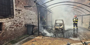 Mașină distrusă complet de flăcări în Alba Iulia
