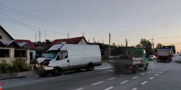 Autobuz implicat într-un accident pe strada Bistriței din Dej. Un bărbat a ajuns la spital
