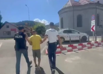 Bărbat reținut de polițiști la Săcele după ce și-a agresat partenera în mod repetat