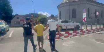 Bărbat reținut de polițiști la Săcele după ce și-a agresat partenera în mod repetat