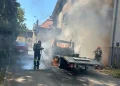 Incendiu la o autoutilitară în Târgu Mureș. Un bărbat a ajuns la spital, iar flăcările au afectat și o locuință