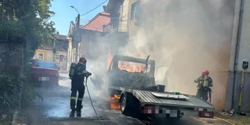 Incendiu la o autoutilitară în Târgu Mureș. Un bărbat a ajuns la spital, iar flăcările au afectat și o locuință