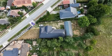 (P) Casă proaspăt renovată, la doar 5 km de Dej, scoasă la vânzare. Living generos cu șemineu, 2 dormitoare și curte
