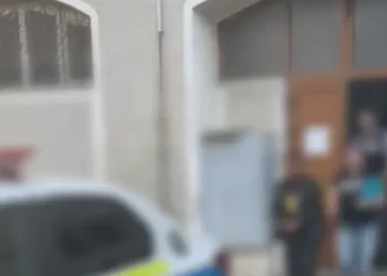 Tâlhărie în centrul Făgărașului. Un bărbat i-a smuls lănțișorul unei femei de 68 de ani, după ce i-a oferit o floare