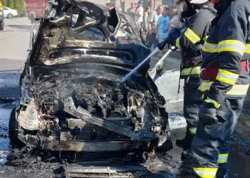 Incendiu auto în Izvorul Crișului. O mașină a luat foc în mers din cauza unei defecțiuni electrice