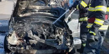 Incendiu auto în Izvorul Crișului. O mașină a luat foc în mers din cauza unei defecțiuni electrice