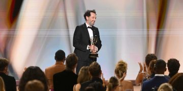 Jean Smart és Matthew Rhys történelmet írt, nagy győzelmek születtek a 78. Emmy-gálán
