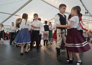 Néptánccal és népzenével erősítik a magyar közösségeket Fehér megyében