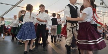 Néptánccal és népzenével erősítik a magyar közösségeket Fehér megyében