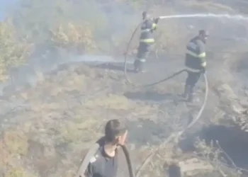 Maramureș | Incendiu de vegetație întins pe aproximativ 25 de ha. Elicopterul Black Hawk intervine pentru stingerea focarelor