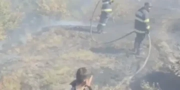 Incendiu de vegetație întins pe aproximativ 25 de ha, în Maramureș. Elicopterul Black Hawk intervine pentru stingerea focarelor