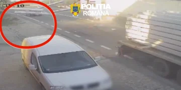 VIDEO Grinzi metalice căzute dintr-un camion la Feldioara, Brașov, au dus la un accident