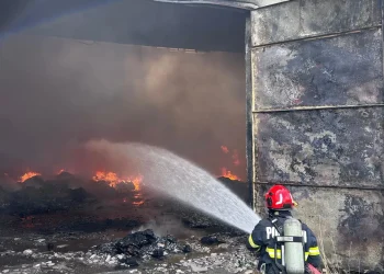 O hală de reciclare din Luduș a luat foc. A fost transmis un mesaj RO-ALERT