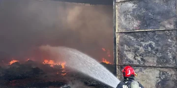 O hală de reciclare din Luduș a luat foc. A fost transmis un mesaj RO-ALERT