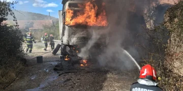 Flăcările nu iartă. 3 TIR-uri înghițite de incendii. Pompierii bihoreni au reușit salvarea unei semiremorci și marfa transportată