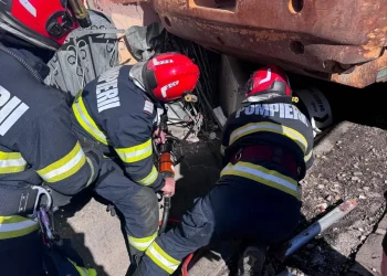 A dat cu buldozerul peste casă la Baia Sprie. Traficul a fost închis temporar