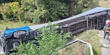 Camion răsturnat pe E60, la intrarea în Sighișoara. Traficul este blocat în ambele sensuri