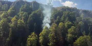 A 3-a zi de incendiu pe Vârful Țiganu. Elicopterul a efectuat alte 18 aruncări cu apă