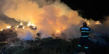550 de baloți în flăcări în județul Satu Mare. Focul puternic amenința clădirile vecine