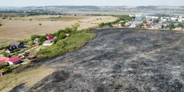 Foc întins pe aproximativ 500 de metri. Locuințe în pericol la Sângeorgiu de Mureș