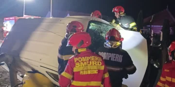 FOTO Accident grav în Alba Iulia. Persoană încarcerată într-o autoutilitară