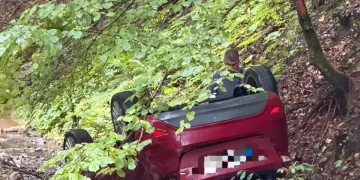 FOTO Mașină răsturnată într-un pârâu. Intervin echipajele din Câmpeni